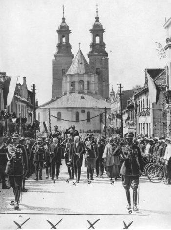 Prezydent Mościcki w otoczeniu świty (głównie wojskowej) zmierza z katedry gnieźnieńskiej (widocznej w tle) na rynek