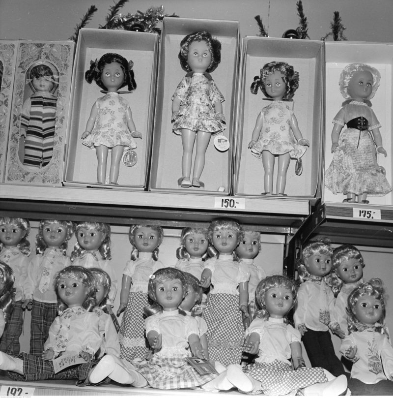 Stoisko z zabawkami. Widoczny regał z lalkami.