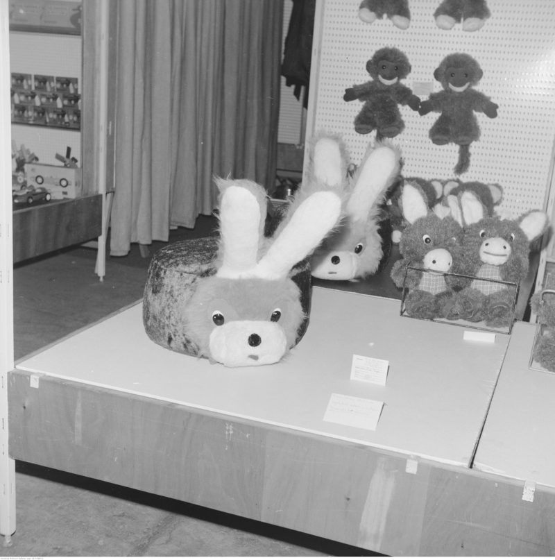  Ekspozycja zabawek pluszowych. Na pierwszym planie widoczny puf w kształcie zająca.