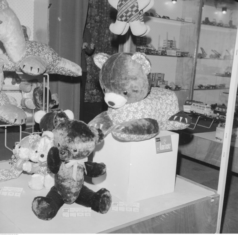 Ekspozycja zabawek, na pierwszym planie pluszowe misie.