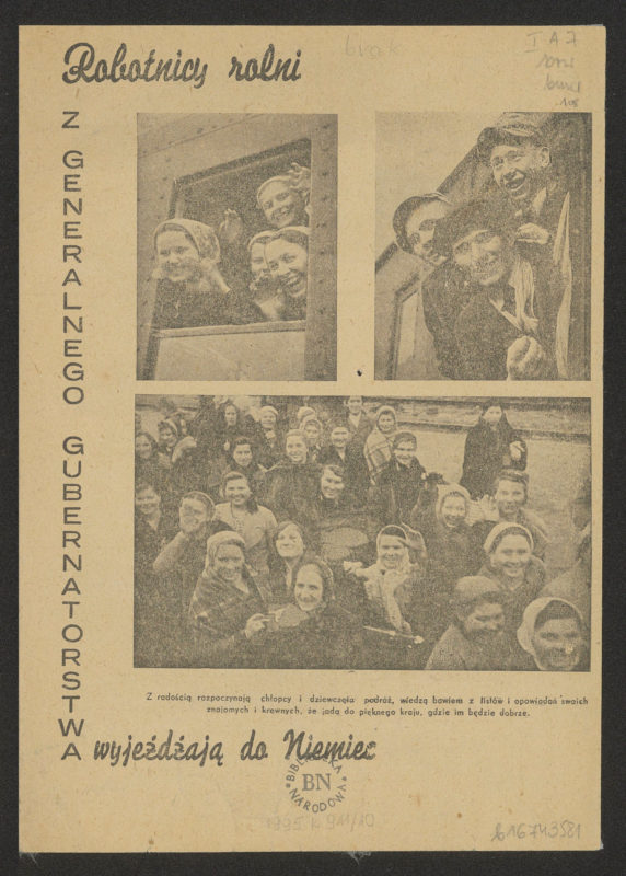 Okładka broszury propagandowej. Na pożółkłym papierze wyblakłe zdjęcia uśmiechniętych robotników wyglądających z okien pociągów i równie uśmiechniętych rodzin na peronie. Dokoła napis „Robotnicy rolni z Generalnego Gubernatorstwa wyjeżdżają do Niemiec”