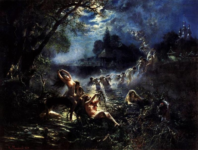 Rusałki (młode, długowłose, nagie kobiety) kąpią się przy brzegu jeziora w świetle Księżyca prześwitującym przez chmury.