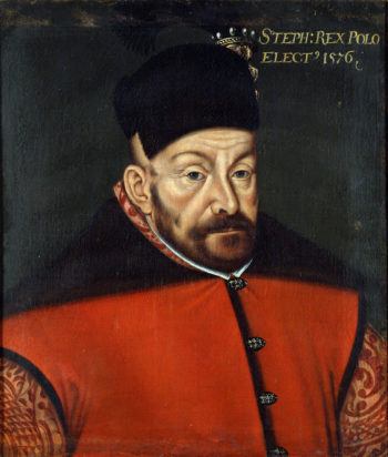 Portret mężczyzny w średnim wieku, o pomarszczonym czole i krótkiej brązowej brodzie, ubranego w czerwony kontusz i czapkę magierkę.