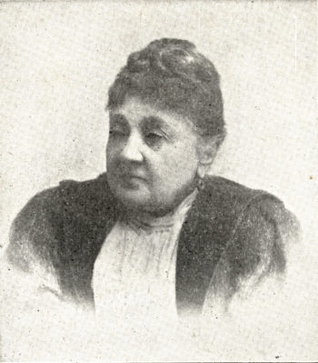Czarno-biała fotografia portretowa (popiersie) przedstawiająca postawną kobietę.