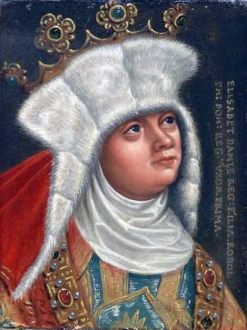 Portret bogato ubranej kobiety w białym futrzanym czepcu i koronie otwartej na głowie.