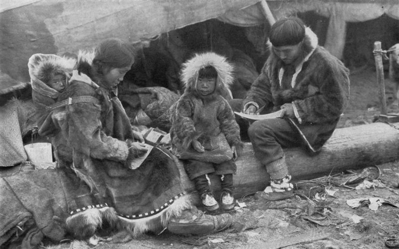 Inuicka rodzina w tradycyjnych parkach, 1917 r. (fot. George R. King, „National Geographic Magazine”, Vol. 31 (1917), s. 564, domena publiczna)