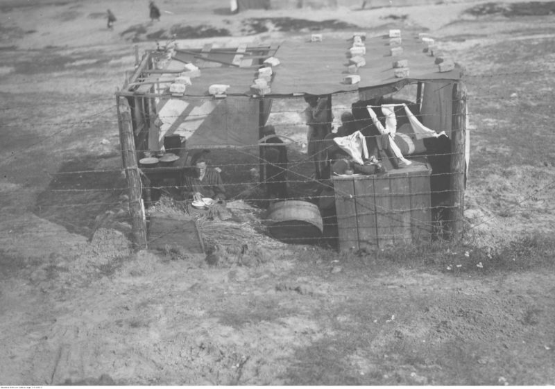 By zetknąć się z ogromnym ubóstwem, nie trzeba było nawet wyjeżdżać poza Warszawę. Na zdjęciu prowizoryczne mieszkanie bezrobotnych na Żoliborzu (fot. Narodowe Archiwum Cyfrowe, sygn. 3/1/0/6/2442/2, domena publiczna)