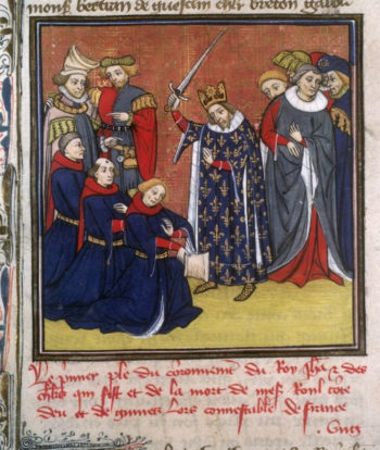 Pasowanie na rycerza na średniowiecznej miniaturze. Król w koronie i płaszczu heraldycznym z francuskimi złotymi liliami wznosi miecz nad głową. Przed nim klęczą trzej mężczyźni w jednakowych granatowo-czerwonych szatach. Po bokach króla dworzanie.