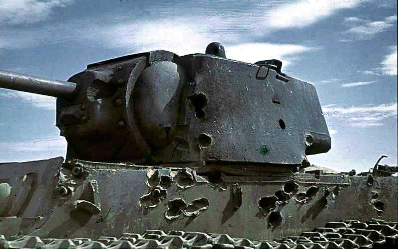 KW-1 był w stanie przyjąć wiele ciosów od lżejszych niemieckich czołgów i nadal kontynuować walkę (fot. Bundesarchiv, Bild 169-0441, CC-BY-SA 3.0)
