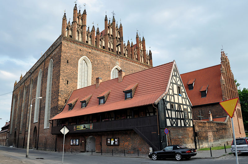 Zabudowania pofranciszkańskiego zespołu klasztornego w Gdańsku, gdzie mieściło się luterańskie gimnazjum (fot. DerHexer, CC BY-SA 3.0)