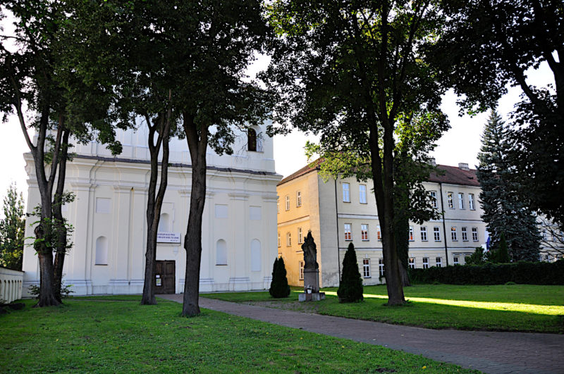 Pojezuicki kościół kościół św. św. Apostołów Piotra i Pawła w Pułtusku oraz budynek dawnego kolegium (fot. Wistula, CC BY 3.0)