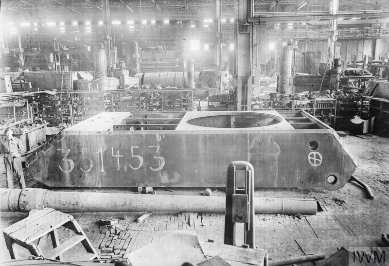 Wielki, pudełkowaty kadłub Mausa porzucony w fabryce (fot. ze zbiorów Imperial War Museum, nr STT 9117, IWM Non Commercial Licence)