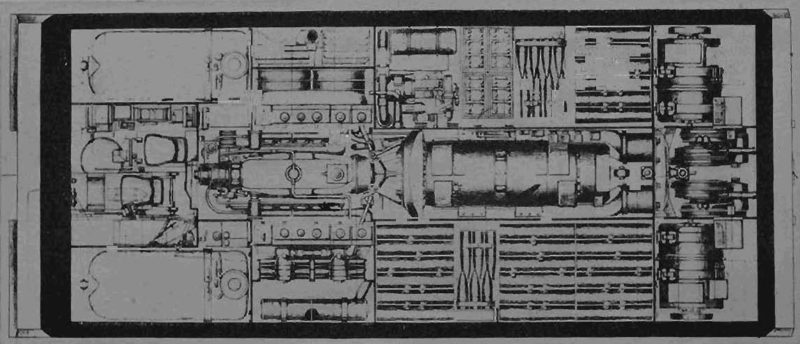 Czołg Maus  – rzut z góry. Czarno-biały rysunek przedstawiający wnętrze kadłuba.