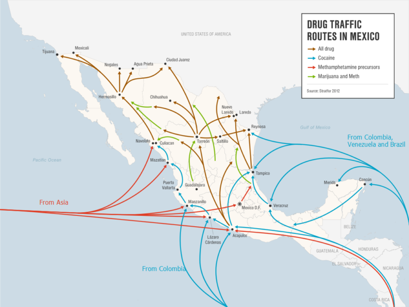 Konturowa mapa Meksyku i państw Ameryki Środkowej pokazująca za pomocą strzałek szlaki przemytu wykorzystywane przez kartele narkotykowe.