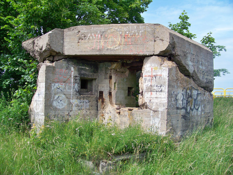 Czasem po dawnej historii pozostaje naprawdę niewiele. Na zdjęciu zrujnowany schron bojowy B1-1 MG-Schartenstand w Ogonkach, 2013 r. (fot. Łukasz Męczykowski)