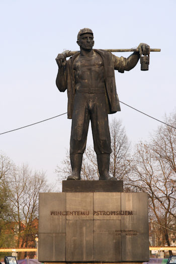 Pomnik Wincentego Pstrowskiego w Zabrzu. Ten górnik był przedstawiany jako wzór przodownika pracy (fot. Jan Mehlich, CC BY-SA 3.0)