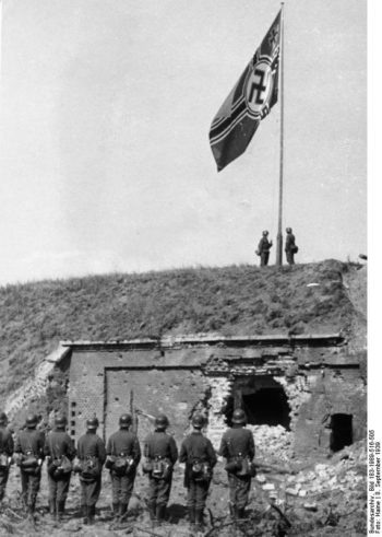 Wciągnięcie flagi wojennej III Rzeszy nad gruzami placówki Westerplatte, 8 września 1939 roku (fot. Bundesarchiv, Bild 183-1989-516-505, CC-BY-SA 3.0)