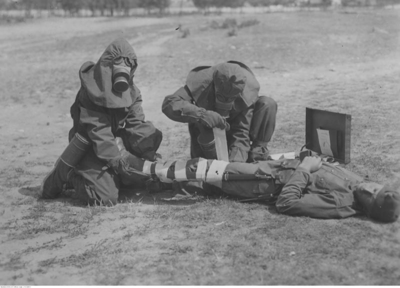 Obóz doświadczalny Ligi Obrony Powietrznej i Przeciwgazowej Państwa pod Nowym Sączem. Ćwiczenia z udzielania pierwszej pomocy w terenie zakażonym iperytem, sierpień 1932 r. (fot. Narodowe Archiwum Cyfrowe, sygn. 3/1/0/7/2689/3, domena publiczna)
