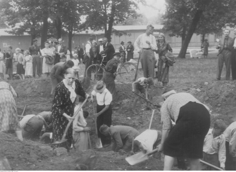 Kopanie rowów przeciwlotniczych w Toruniu, sierpień 1939 r. (fot. Narodowe Archiwum Cyfrowe, sygn. 3/1/0/7/3133/1, domena publiczna)