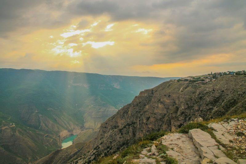 Dagestan słynie m.in. ze swoich kanionów. Na zdjęciu Kanion Sułacki – najgłębszy kanion w Europie (fot. Аль-Гимравий, CC BY-SA 4.0)