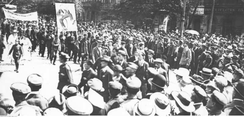 Pochód propagandowy pod hasłami wstępowania do wojska, wojna polsko-bolszewicka, lipiec 1920 r. Wysokość pensji z pewnością nie wystarczała jako zachęta (fot. Narodowe Archiwum Cyfrowe, sygn. 3/1/0/1/377/1, domena publiczna).