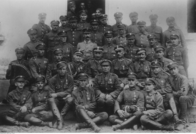 Oficerowie i podoficerowie 14. Pułku Ułanów Jazłowieckich, 1921 r. Po odejściu lub zwolnieniu ze służby wielu z nich mogło mieć trudności nawet z zakupem cywilnego ubrania (fot. Narodowe Archiwum Cyfrowe, sygn. 3/1/0/7/1404/1, domena publiczna)