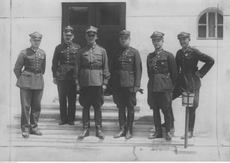 Wizyta gen. Gustawa Orlicza-Dreszera w 2 pułku lotniczym w Krakowie, lipiec 1936 r. Dla oficerów jednostki oznaczała ona zapewne składkę na uroczysty obiad (fot. Narodowe Archiwum Cyfrowe, sygn. 3/1/0/7/1576/1, domena publiczna)