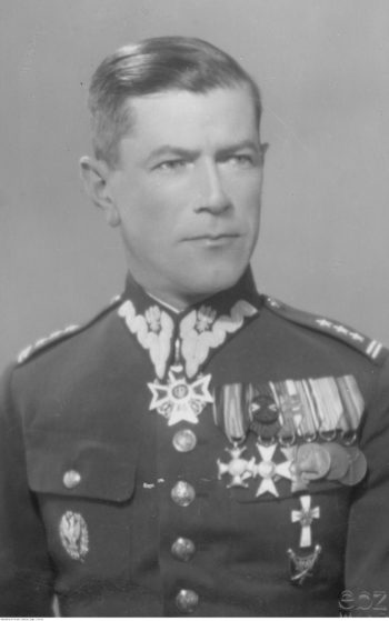 Pułkownicy, jak widoczny na zdjęciu Mikołaj Bołtuć, należeli w latach 30. XX wieku do naprawdę zamożnych (fot. E.i B. Zdanowscy, ze zbiorów Narodowego Archiwum Cyfrowego, sygn. 3/1/0/7/26/1, domena publiczna)