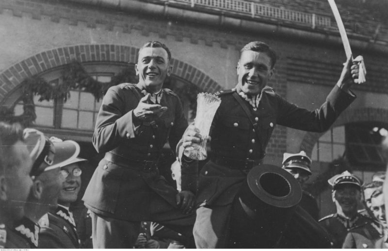 Nowi podporucznicy Wojska Polskiego, absolwenci Szkoły Podchorążych Artylerii w Toruniu, po uroczystej promocji. Po tej chwili wesołości wielu z nich czekało mozolne spłacanie długów (fot. Narodowe Archiwum Cyfrowe, sygn. 3/1/0/7/881/2, domena publiczna)