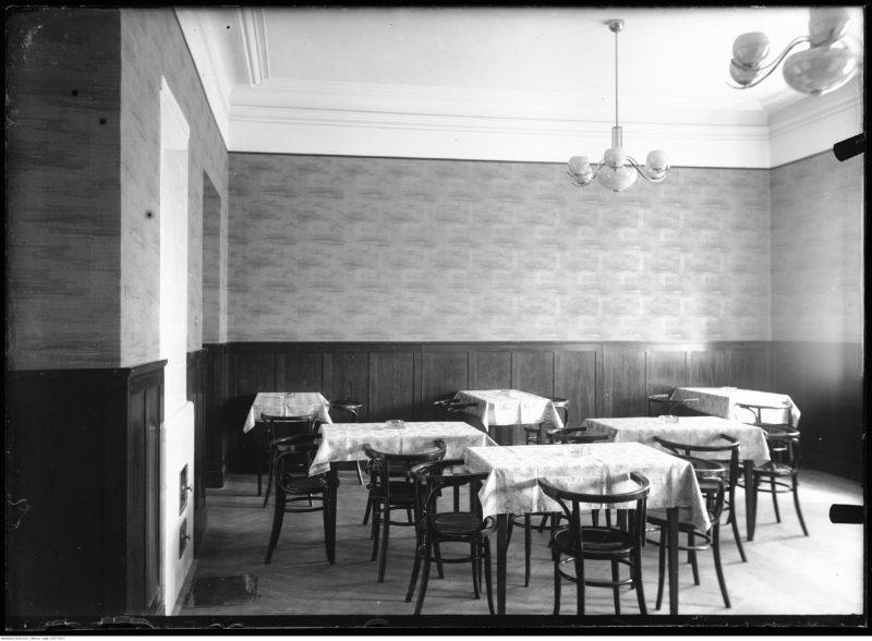 Mała jadalnia w kasynie oficerskim 7 Pułk Ułanów Lubelskich w lipcu 1935 r., a więc w czasach znacznie już dla oficerów lepszych (fot. Narcyz Witczak-Witaczyński, ze zbiorów Narodowego Archiwum Cyfrowego, sygn. 3/107/0/6/738/7)