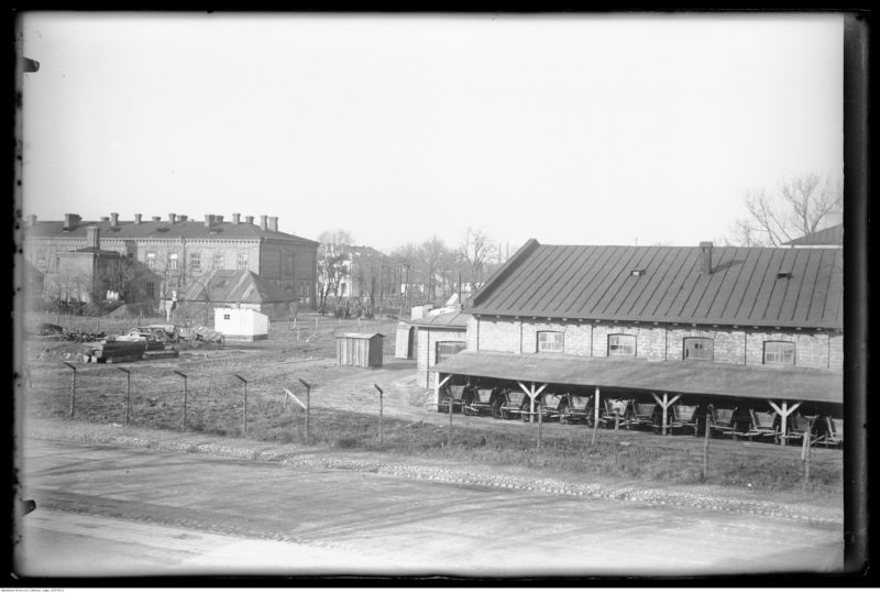Koszary 1 Pułku Szwoleżerów przy ulicy 29 Listopada w Warszawie, 27 lutego 1926 r. (fot. Narcyz Witczak-Witaczyński, ze zbiorów Narodowego Archiwum Cyfrowego, sygn. 3/107/0/3/95/2)