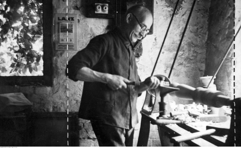 Praca tokarza mogła być bardziej atrakcyjna niż służba w stopniu porucznika ułanów (fot. Narodowe Archiwum Cyfrowe, sygn. 3/2/0/-/6720a/1, domena publiczna)