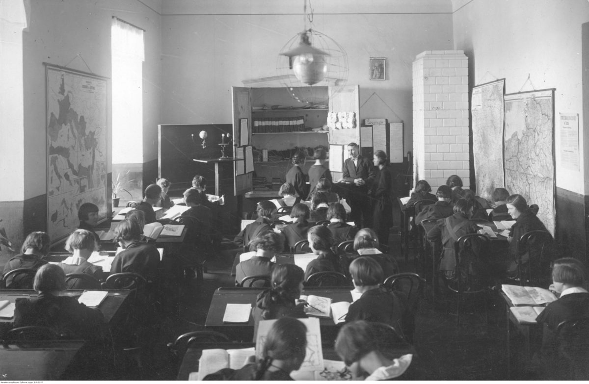 Przedwojenna szkoła nie radziła sobie z edukacją seksualną (fot. Narodowe Archiwum Cyfrowe, sygn. 3/1/0/10/2237/1, domena publiczna)