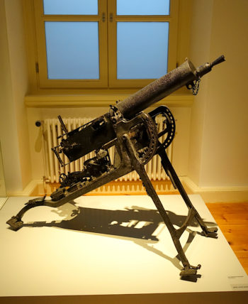 Maschinengewehr 08 (MG 08), standardowy niemiecki karabin maszynowy w czasie I wojny światowej. Niemiecka armia przewyższała polską w tym elemencie uzbrojenia. Na zdjęciu eksponat ze zbiorów Brunszwickiego Muzeum Krajowego (fot. Daderot, domena publiczna)