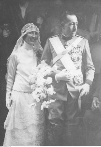 Ślub księżniczki Małgorzaty Czartoryskiej z księciem Obojga Sycylii Gabrielem Bourbon, 25 sierpnia 1927 r. (fot. ze zbiorów Narodowego Archiwum Cyfrowego, sygn. 3/1/0/6/2047a/1, domena publiczna)