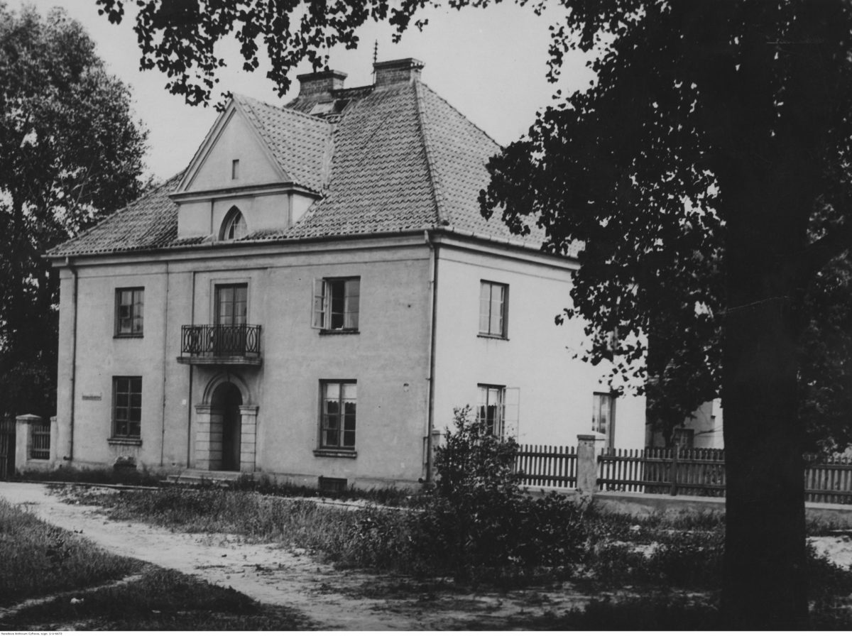 Prawdziwy luksus: Willa wybudowana i użytkowana przez poetę Artura Oppmana (ps. „Or-Ot”) (fot. ze zbiorów Narodowego Archiwum Cyfrowego, sygn. 3/1/0/9/6673, domena publiczna)