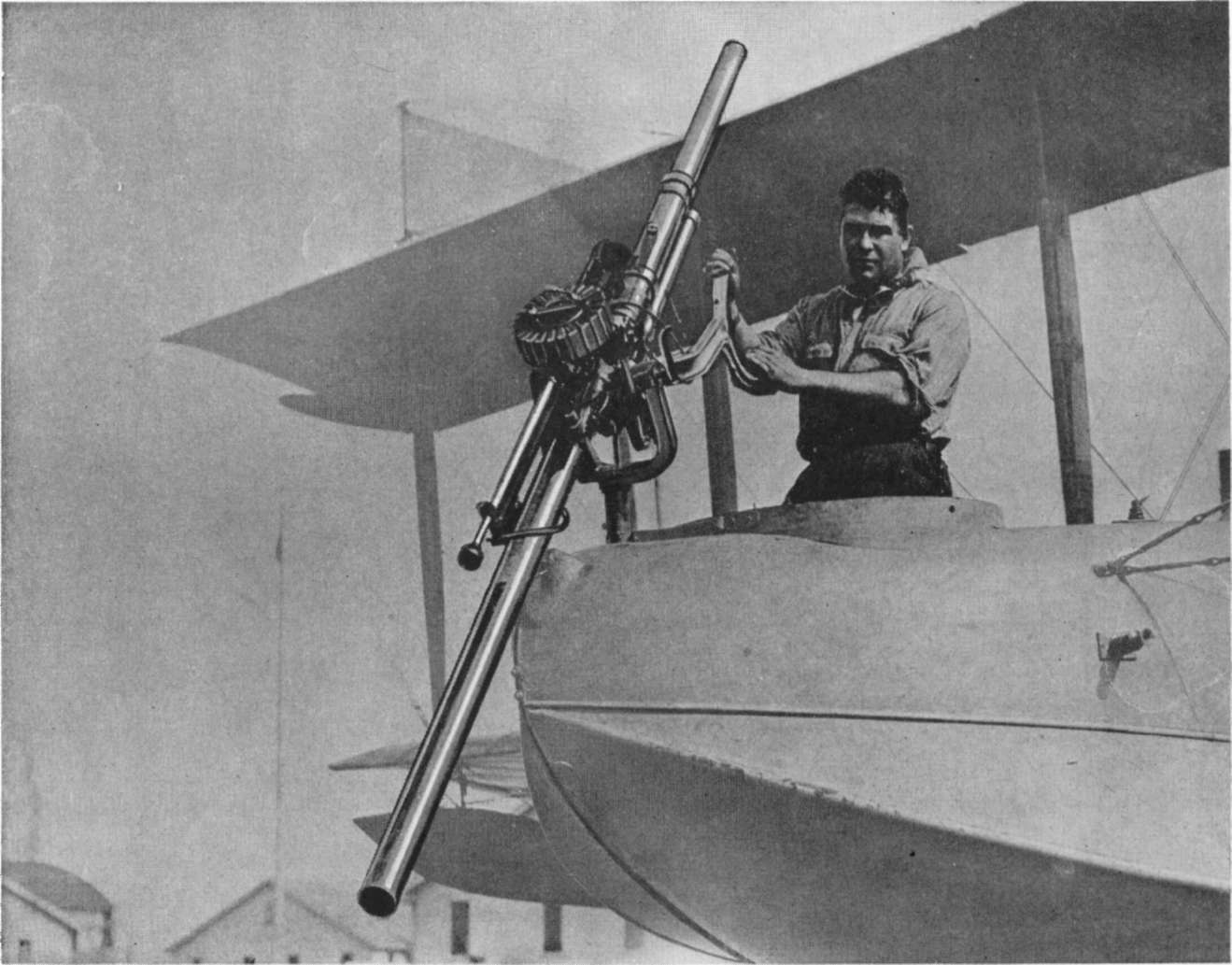 Działo Davisa na samolocie Curtiss HS. Na lufie zamontowany karabin maszynowy Lewis, służący do wstrzeliwania w cel; 1 maja 1914 r. (fot. domena publiczna)