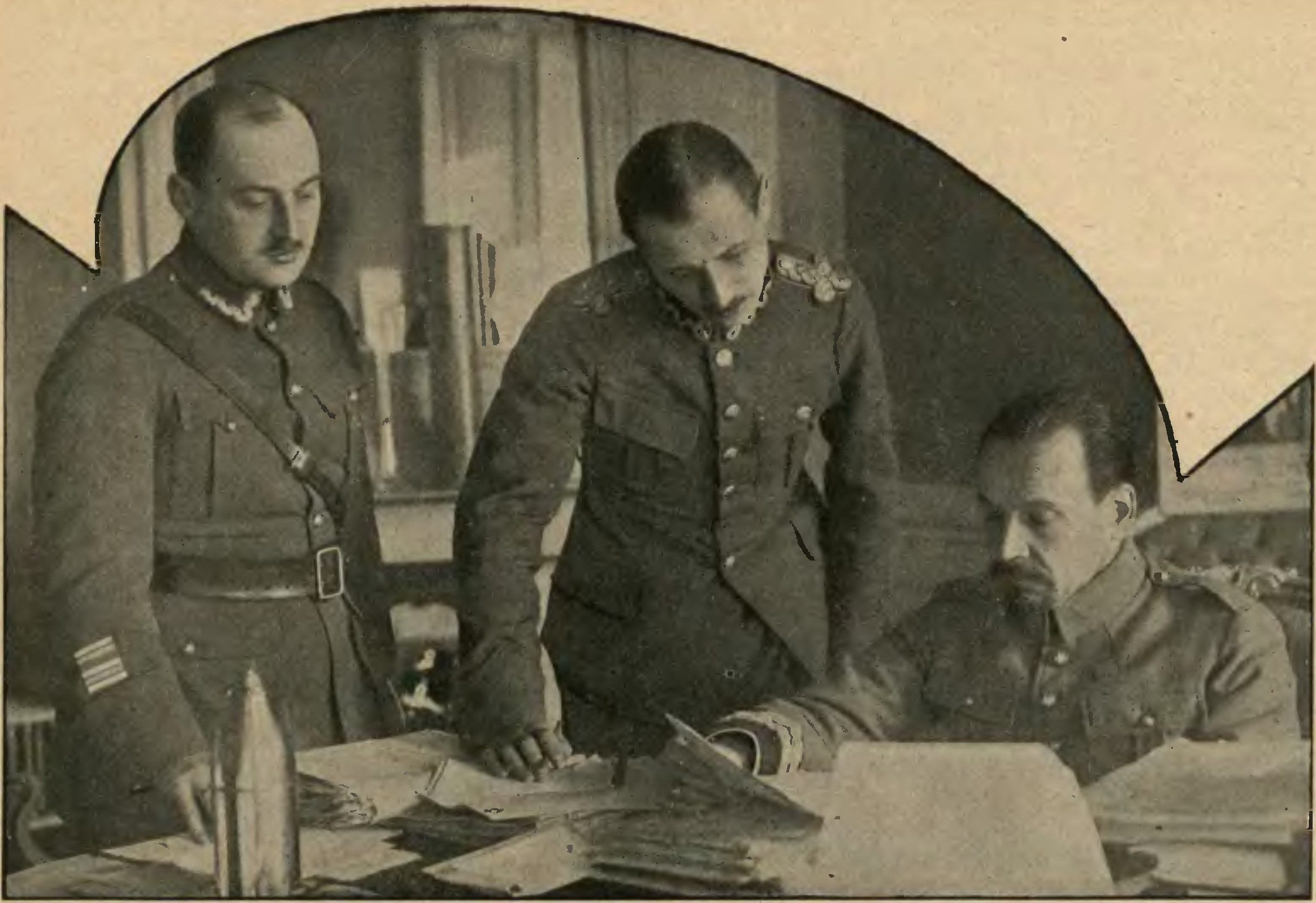 Generał Józef Haller z szefem swojego sztabu, płk. Nieniewskim, oraz zastępcą szefa sztabu, płk. Iwanowskim (fot. „Straż nad Wisłą”, r. 1 (1920), nr 1, s. 24, ze zbiorów Biblioteki Uniwersyteckiej w Toruniu, domena publiczna)