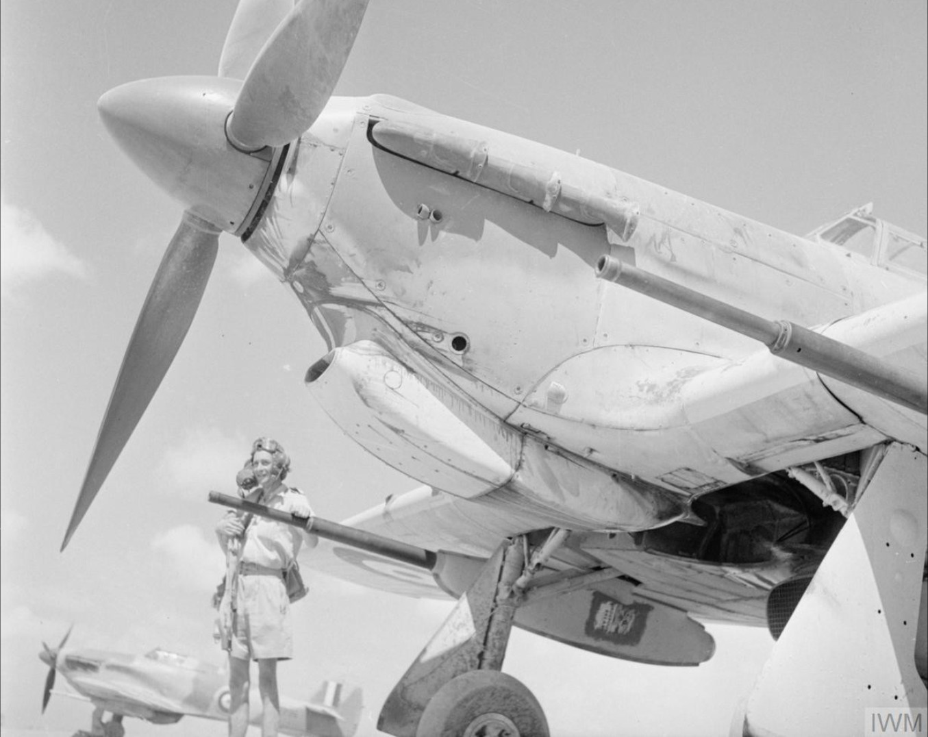Pilot 6 dywizjonu (squadron) RAF-u przy samolocie Hawker Hurricane Mark IID w Shandur w Egipcie. Widać wyraźnie podwieszone działko przeciwpancerne Vickers 40 mm (fot. ze zbiorów Imperial War Museum, sygn. CM 4957, IWM Non Commercial Licence)