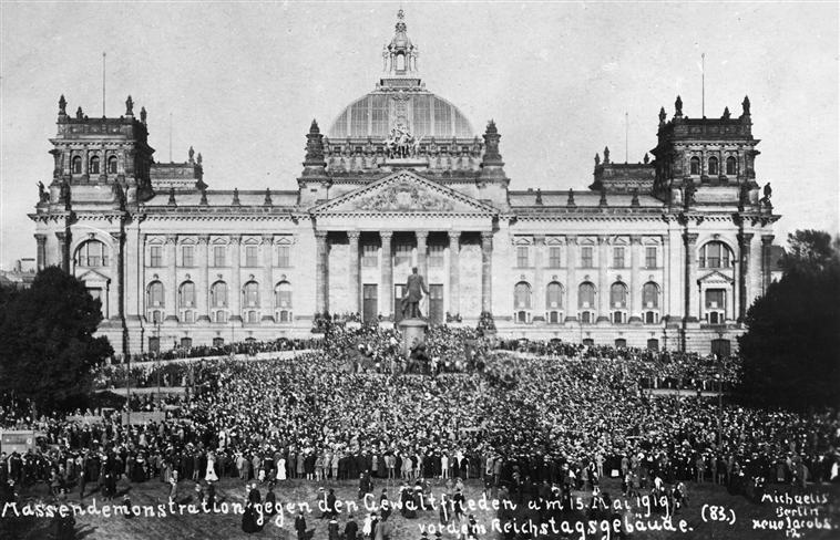 Wielka demonstracja przeciwko postanowieniom traktatu wersalskiego przed Reichstagiem w Berlinie, 15 maja 1919 r. (fot. domena publiczna)