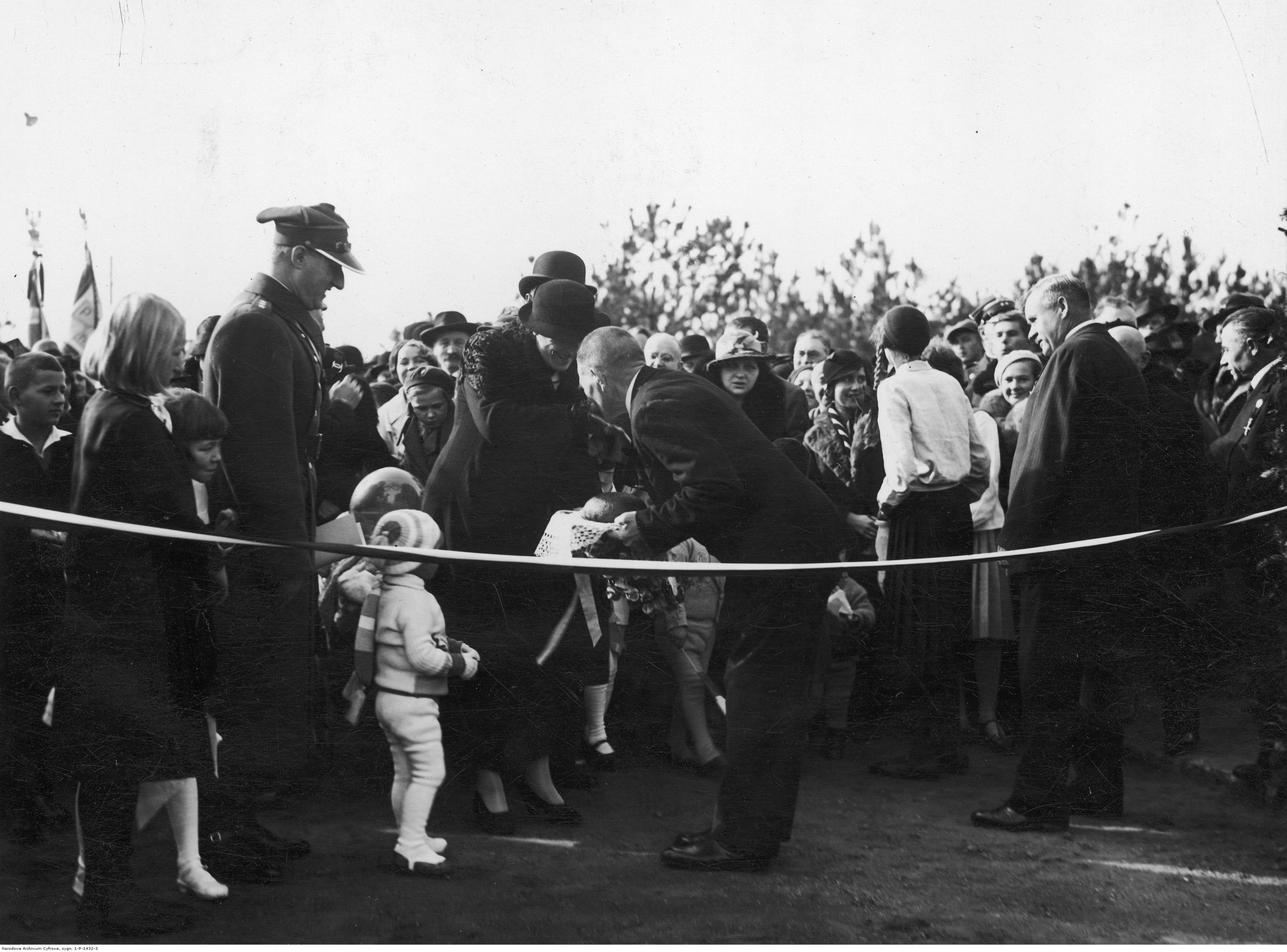 Uroczyste otwarcie w Babicach osiedla im. Aleksandry Piłsudskiej dla weteranów walk o niepodległość. Weteran wita chlebem i solą przybyłą na uroczystość Aleksandrę Piłsudską; 29 października 1934 r. (fot. Narodowe Archiwum Cyfrowe, sygn. 3/1/0/6/1432/3, domena publiczna)