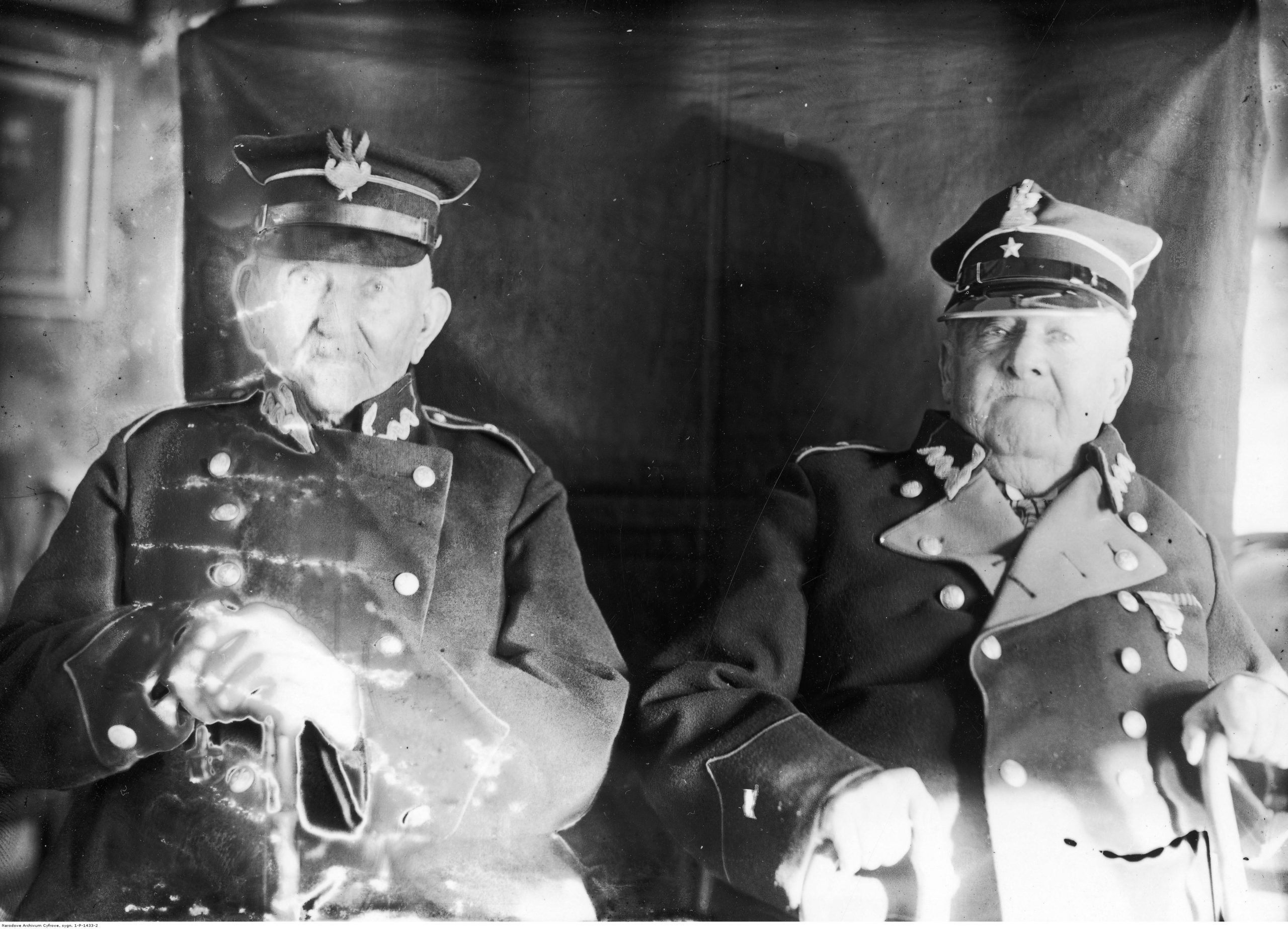 Schronisko dla weteranów powstania styczniowego w Krakowie. Weterani Jan Nożyczkowski (1. z lewej) i Artur Gierzyński; styczeń 1932 r. (fot. Narodowe Archiwum Cyfrowe, sygn. 3/1/0/6/1433/2, domena publiczna)