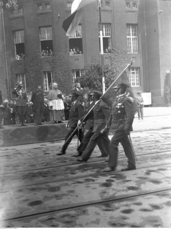 Uroczystości święta 3 Maja w Katowicach. Weterani wojenni w defiladzie; 3 maja 1934 r. (fot. Narodowe Archiwum Cyfrowe, sygn. 3/1/0/6/2888/7, domena publiczna)
