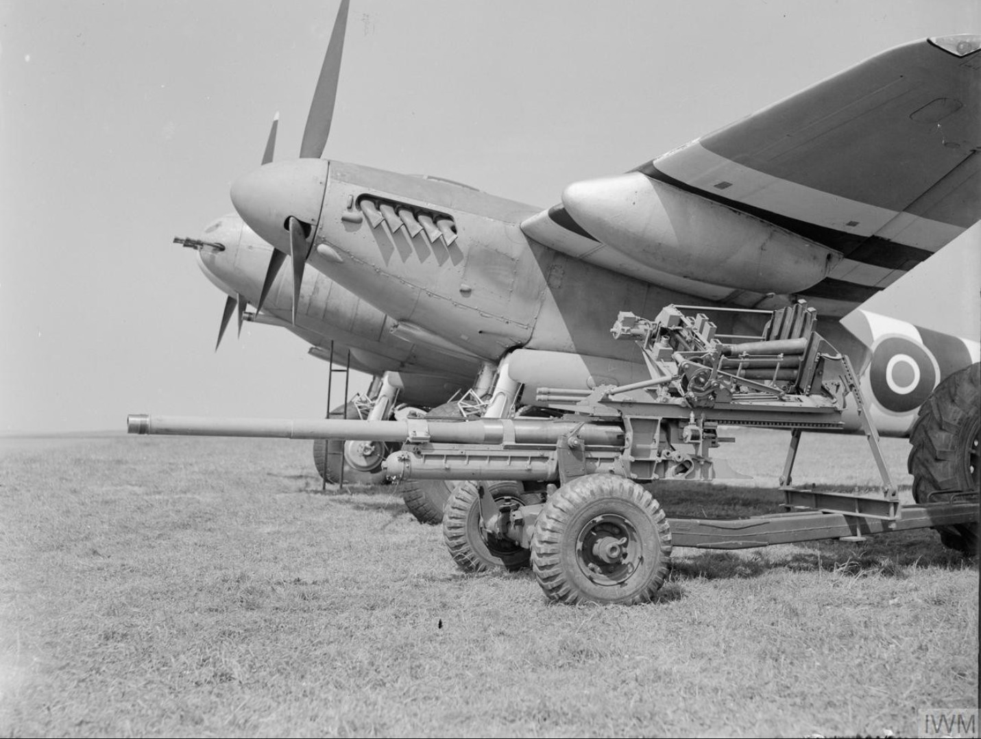 Działo 6-funtowe montowane na Mosquito XVIII, osadzone tymczasowo na zwykłym łożu (fot. Imperial War Museum, sygn. CH 18219, IWM Non Commercial Licence)
