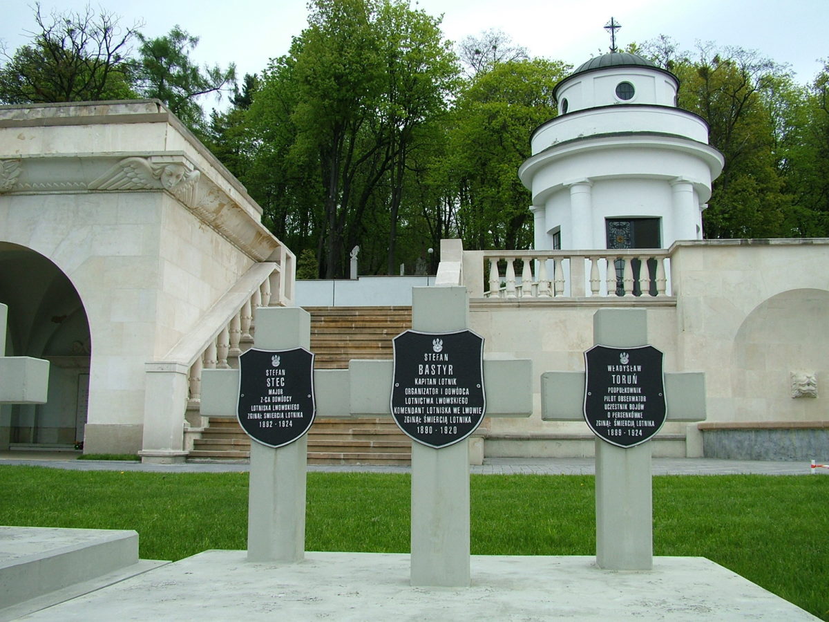 Symboliczny grób polskich lotników na Cmentarzu Obrońców Lwowa (fot. Stako, CC BY-SA 3.0)