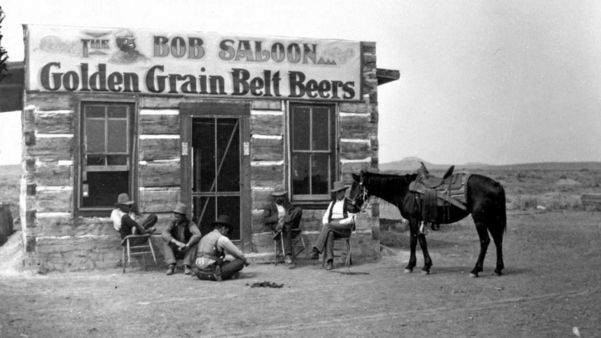 Grupa kowbojów przed saloonem w Miles City w Montanie; 1880 r. (fot. domena publiczna)