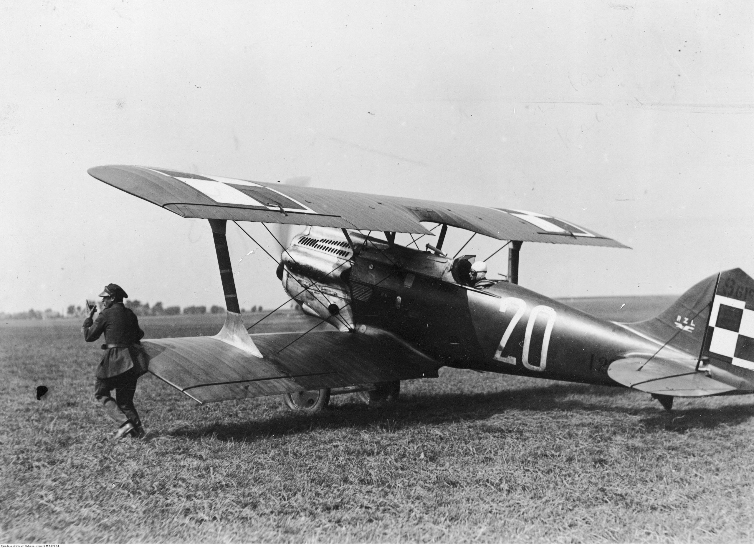 Porucznik pilot Jerzy Bajan w samolocie Spad 61 z widoczną polską szachownicą na skrzydłach i ogonie. Rajd lotniczy Małej Ententy i Polski, postój na lotnisku w Rakowicach pod Krakowem; wrzesień 1929 (fot. Narodowe Archiwum Cyfrowe, sygn. 3/1/0/5/1272/11, domena publiczna)