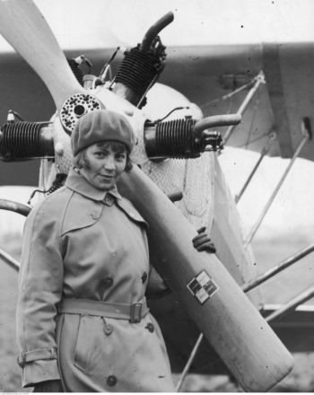 Karolina Borchardt (z domu Iwaszkiewicz), pierwsza polska pilotka, przy śmigle samolotu DKD-IV; lata 30. XX w. (fot. Narodowe Archiwum Cyfrowe, sygn. 3/1/0/14/1098/1, domena publiczna)