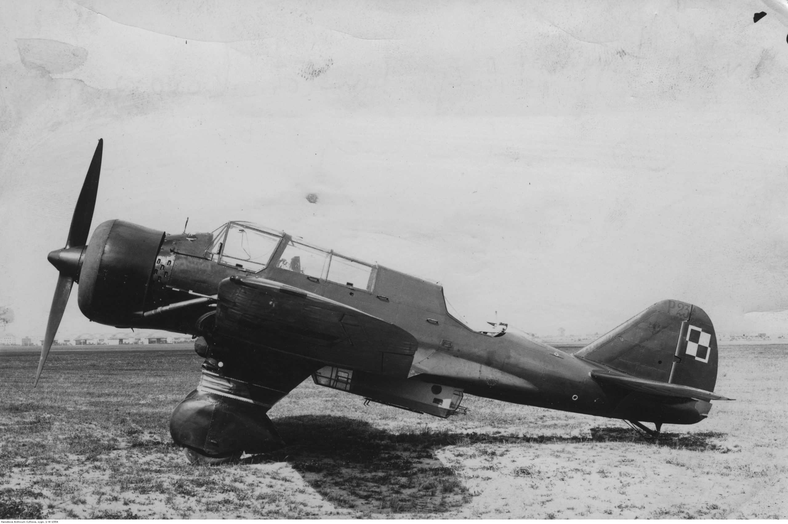 Lekki bombowiec PZL-23 „Karaś” na lotnisku; 1936 r. (fot. Narodowe Archiwum Cyfrowe, sygn. 3/1/0/7/1554/1, domena publiczna)