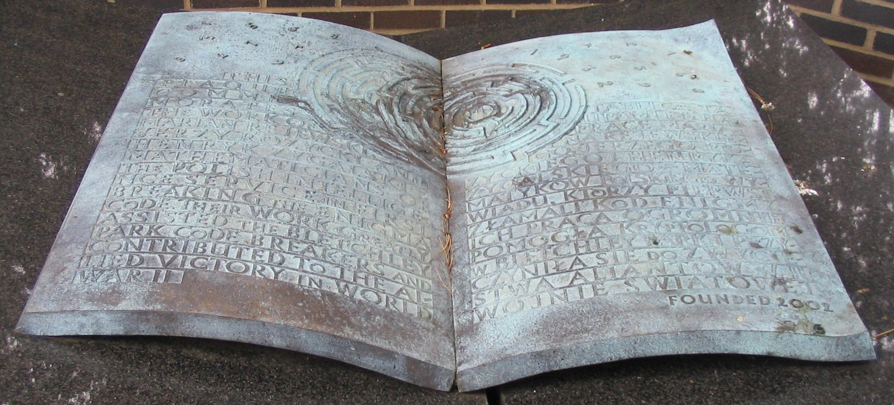 Tablica upamiętniająca polskich kryptologów w Bletchley Park. Napis (w dwóch językach) głosi: „Tablica ta upamiętnia pracę Mariana Rejewskiego, Jerzego Różyckiego i Henryka Zygalskiego – matematyków polskiego wywiadu, którzy pierwsi złamali kod Enigmy. Ich praca ogromnie pomogła kryptologom w Bletchley Park i przyczyniła się do zwycięstwa Aliantów w II wojnie światowej” (fot. Benno Rice, CC BY-SA 2.0)